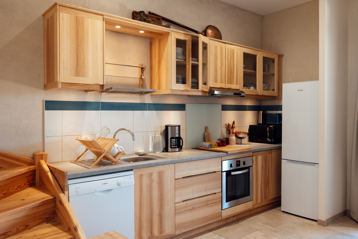 Cuisine du grand gîte Kermès La cuisine tout équipée, du grand gîte pour 8 personnes, en bois
