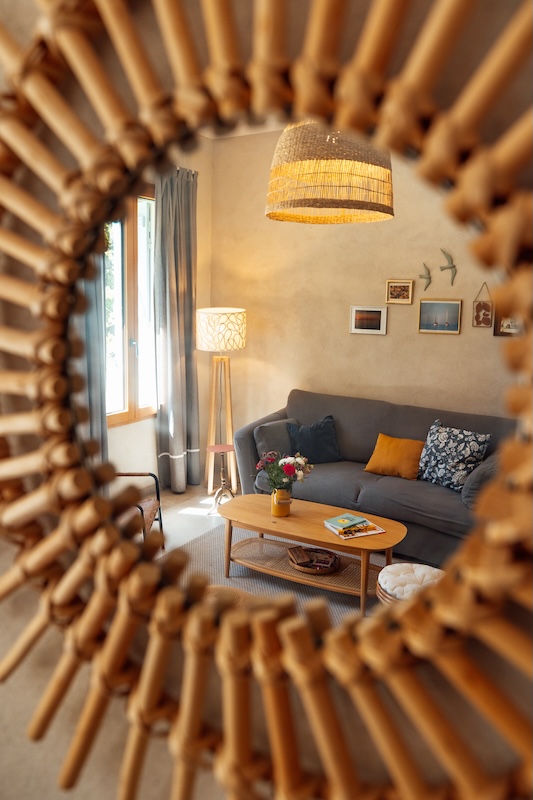 Coin salon du grand gîte Kermès Le salon du grand gite kermes avec sa décoration douce et naturelle, près du poêle