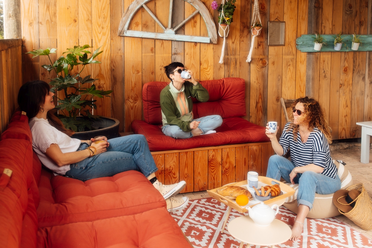 Petit-déjeuner sur la terrasse du gite Kermès Le petit-déjeuner sur la terrasse du gite Kermès, moment chill